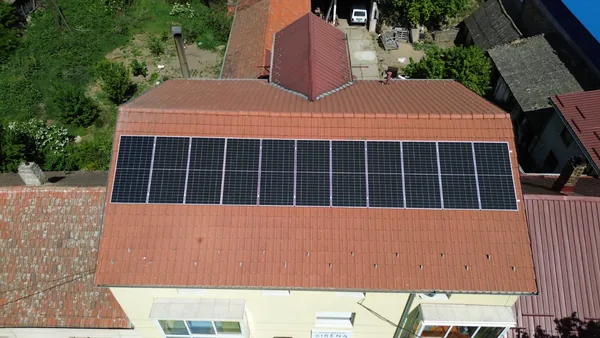Paneli postavljeni na krovu objekta