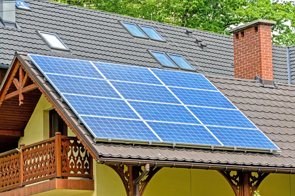 Detalj montiranih solarnih panela