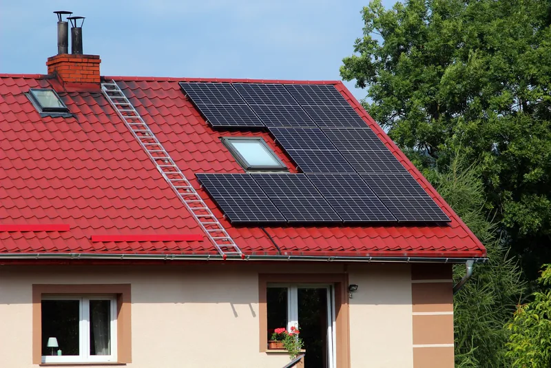 Solarni paneli na krovu porodične kuće