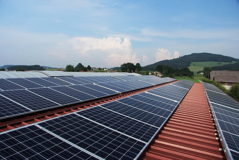 Solarni paneli na krovu poljoprivrednog objekta